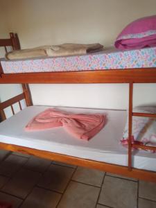 Poschodová posteľ alebo postele v izbe v ubytovaní Pousada paraíso no Mar