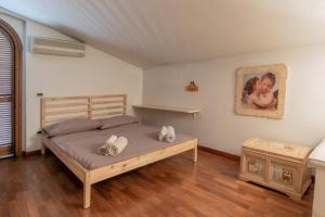 um quarto com uma cama e um quadro na parede em Villa vicino al mare con giardino e parcheggio em Cinquale