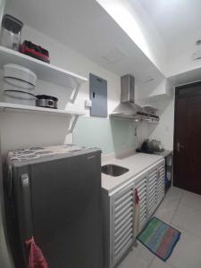 Beach condos at Pico de Loro Cove - Wi-Fi & Netflix, 42-50''TVs with Cignal cable, Uratex beds & pillows, equipped kitchen, balcony, parking - guest registration fee is not included的厨房或小厨房
