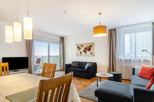 ein Wohnzimmer mit einem Tisch und einem Esszimmer in der Unterkunft Ferienwohnung Alex in Meersburg