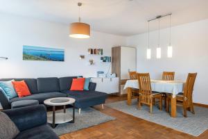 ein Wohnzimmer mit einem Sofa und einem Tisch in der Unterkunft Ferienwohnung Alex in Meersburg
