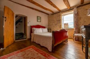 1 dormitorio con cama y ventana en Le Coin Tranquille en La Roque-Gageac