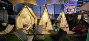 Mizo Hotel في سول: مجموعة من الخيام في غرفة مع كراسي