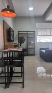 a living room with a table and chairs and a couch at Apartamento frente Mar! in Santos