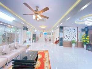 salon z kanapą i wentylatorem sufitowym w obiekcie Mai Linh Villa - FLC Sam Son w mieście Sam Son