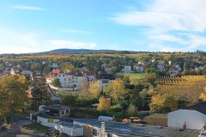 vistas a una ciudad con árboles y casas en Traumausblick auf ganz Wien - nur für Dich Alleine, en Perchtoldsdorf