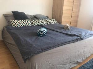 1 cama con manta azul y almohadas en Traumausblick auf ganz Wien - nur für Dich Alleine, en Perchtoldsdorf
