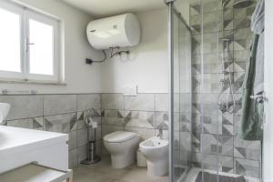 uma casa de banho com um WC e um chuveiro em [Dimora di Prestigio] Sulle Colline del Monferrato em Ottiglio