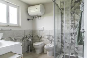 Koupelna v ubytování Casa Vacanze Monferrato + 21 fotografií