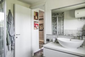 uma casa de banho branca com um lavatório e um espelho em [Dimora di Prestigio] Sulle Colline del Monferrato em Ottiglio