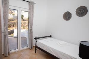 Postel nebo postele na pokoji v ubytování Leros Houses Sea View 1