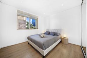 Llit o llits en una habitació de Cozy apartment in Chatswood next to train station