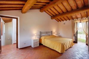 a bedroom with a bed and a wooden ceiling at La Limonaia - I Borghi Della Selvaccia in Cennina