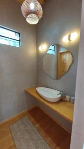 uma casa de banho com um lavatório e um espelho em Casa Mari - ilha de Algodoal em Maracanã