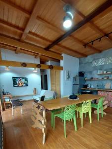 uma sala de estar com uma mesa de madeira e cadeiras em Casa Mari - ilha de Algodoal em Maracanã