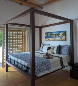 sypialnia z łóżkiem z baldachimem w pokoju w obiekcie Casa Mari - ilha de Algodoal w mieście Maracanã