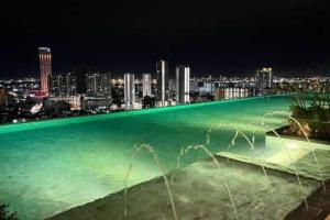 Bazén v ubytování Georgetown Karpal Singh SkyPool 3 car park Family & Baby-Friendly 10 pax Luxury Suite nebo v jeho okolí