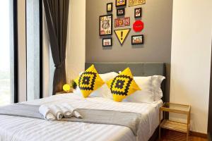 Postel nebo postele na pokoji v ubytování Georgetown Karpal Singh SkyPool 3 car park Family & Baby-Friendly 10 pax Luxury Suite