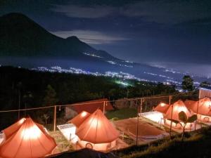 Nespecifikovaný výhled na hory nebo výhled na hory při pohledu z luxury tent