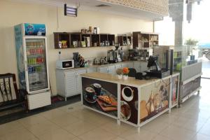 فندق سرر المحمديه الرياض في الرياض: مطبخ مع كونتر عليه طعام