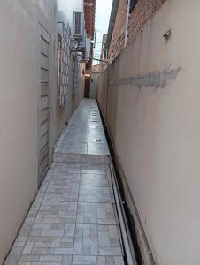 pusta aleja z ceglaną ścianą i podłogą wyłożoną kafelkami w obiekcie HOSPEDARIA ITAPUÃ w mieście Santarém