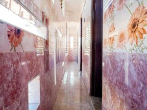 un corridoio con fiori dipinti sulle pareti di un edificio di OYO Flagship Ks Elite a Madurai