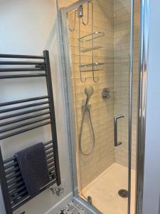 une salle de bain avec une douche avec une porte vitrée dans l'établissement Bank Top Barn Cosy Self Catering 4 Guests, à Pickering 9 autres photos