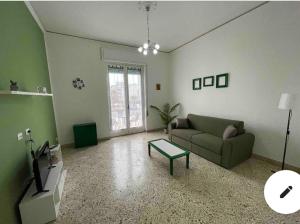 ein Wohnzimmer mit einem Sofa und einem Tisch in der Unterkunft Casa Giada 1.0 in Marsala