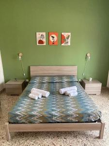 ein Schlafzimmer mit einem Bett mit zwei Handtüchern darauf in der Unterkunft Casa Giada 1.0 in Marsala