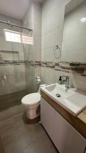 een badkamer met een toilet, een wastafel en een douche bij Aptos de 3 habitaciones en zona exclusiva de Popayán in Popayan