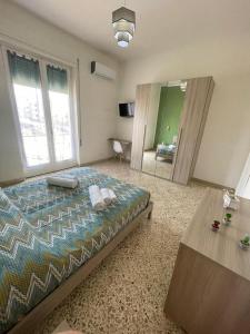 ein Schlafzimmer mit einem großen Bett und einem großen Spiegel in der Unterkunft Casa Giada 1.0 in Marsala