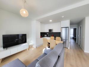 un soggiorno con un divano e una grande TV di Sweet home Abades ad Abades