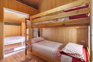 1 Schlafzimmer mit 2 Etagenbetten in einer Hütte in der Unterkunft Natura e Relax in Sacco