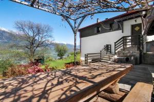 Elle offre une vue sur une maison dotée d'une terrasse en bois. dans l'établissement Natura e Relax, à Sacco