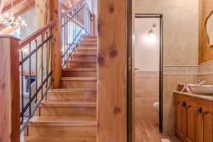 baño con escalera de madera y lavabo en Casa en Bosque de Pinos en San Carlos de Bariloche