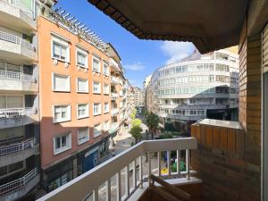 een uitzicht vanaf het balkon van een appartementencomplex bij Piso en el centro de Vigo 2 dormitorios Brasil in Vigo