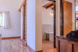 Habitación con cocina con encimera y fregadero. en Casa en Bosque de Pinos en San Carlos de Bariloche