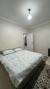 1 dormitorio con 1 cama y ventilador de techo en Avocado en Bishkek