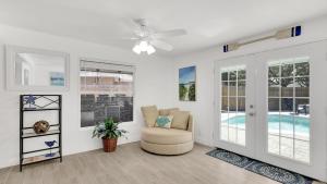 ein Wohnzimmer mit einem Stuhl und einem Pool in der Unterkunft Sarasota home with Outdoor Oasis in Sarasota