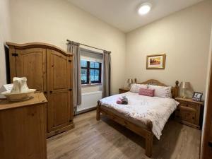 sypialnia z łóżkiem i umywalką w obiekcie Hollymount Cottage w mieście Cranley