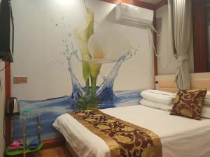 A bed or beds in a room at Tianjin Huangyaguan Great Wall Home Hotel