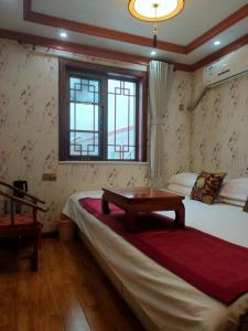 A bed or beds in a room at Tianjin Huangyaguan Great Wall Home Hotel