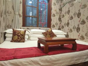 A bed or beds in a room at Tianjin Huangyaguan Great Wall Home Hotel