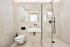 e bagno con servizi igienici, lavandino e doccia. di GuestReady - Luxury haven in Palmers Green a Palmers Green