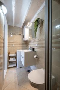 Baño pequeño con aseo y lavamanos en Val Apartments, en Dubrovnik