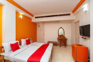 Habitación de hotel con cama y TV en Manhattan en Chennai
