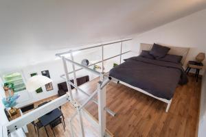- une chambre avec des lits superposés et un escalier dans l'établissement Le charmant accueil viennois/T2/wifi/cosy/parking, à Poitiers