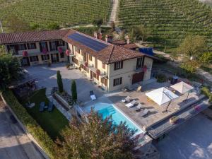 uma vista aérea de uma casa com piscina em Casa Ressia em Alba