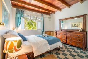 Ένα ή περισσότερα κρεβάτια σε δωμάτιο στο Villa Montabel +29 φωτογραφίες