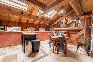 - une cuisine et une salle à manger avec une table et des chaises dans l'établissement Chalet Alouette, à Champagny-en-Vanoise